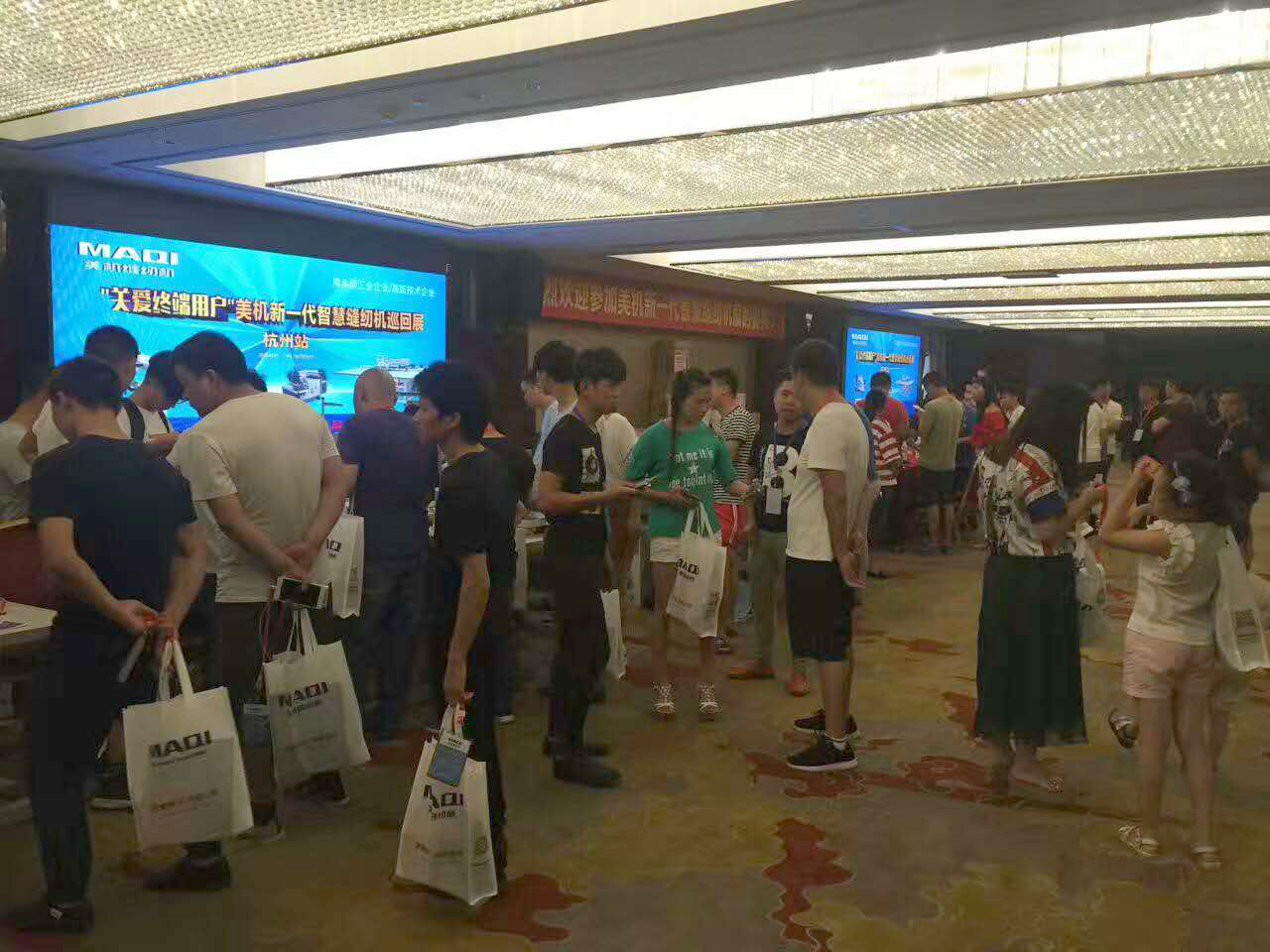 美機新一代智慧縫紉機巡回展引爆杭州服裝生產(chǎn)圈