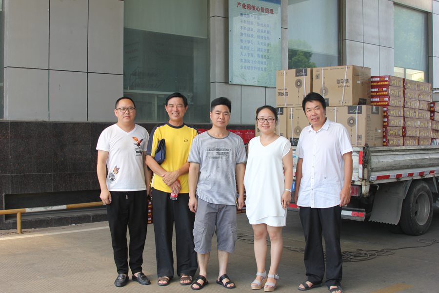 炎炎夏日高溫送清涼，溫嶺市總工會(huì)王靜副主席、鎮(zhèn)總工會(huì)主席徐海兵一行慰問(wèn)美機(jī)職工