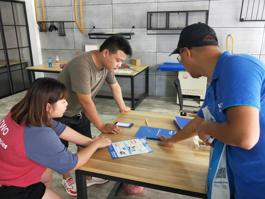 美機(jī)織里經(jīng)銷商伙伴化身“快遞小哥”為織里服裝企業(yè)送“清涼”