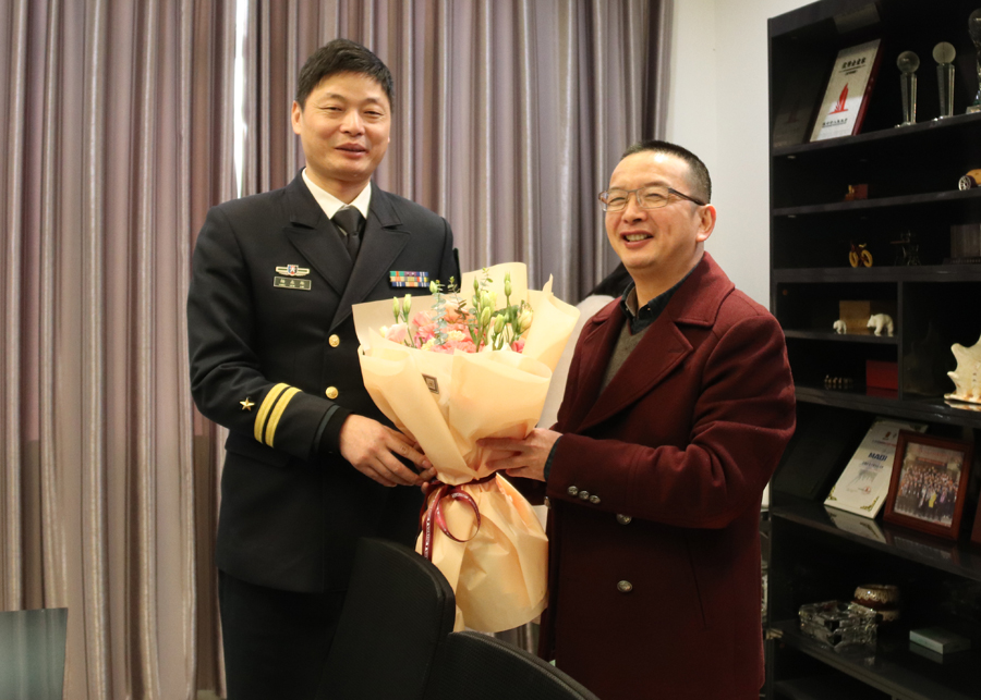 溫嶺市委常委、人武部部長(zhǎng)楊森林蒞臨美機(jī)親切慰問(wèn)溫嶺市明星企業(yè)家、黨外人士代表林雪平總裁