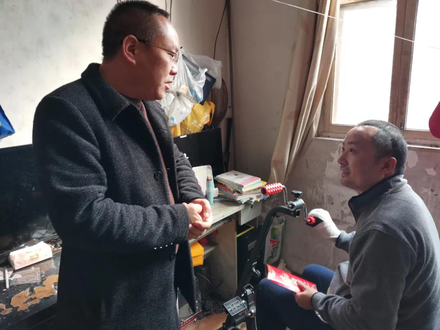 患難見真情，慰問(wèn)暖人心。公司工會(huì)主席楊志等看望慰問(wèn)患病職工史兆云