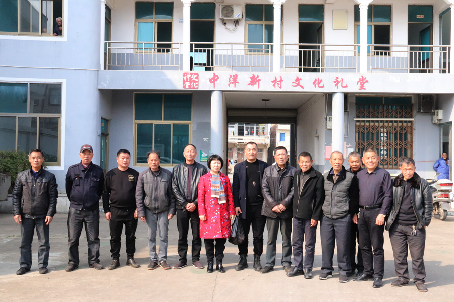 情系家鄉(xiāng)，回報社會。溫嶺市人大代表、美機(jī)副總經(jīng)理林燕飛、美機(jī)黨支部書記張繼富慰問新河鎮(zhèn)中洋新村老人