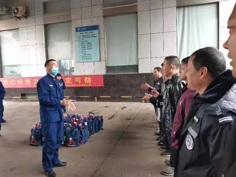 溫嶺市新河鎮(zhèn)消防中隊為美機(jī)留廠過年職工發(fā)放安全大禮包
