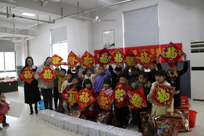 新河鎮(zhèn)婦聯(lián)主席顏丹陽(yáng)、新河鎮(zhèn)團(tuán)委書記葛璐瑤慰問美機(jī)職工子女